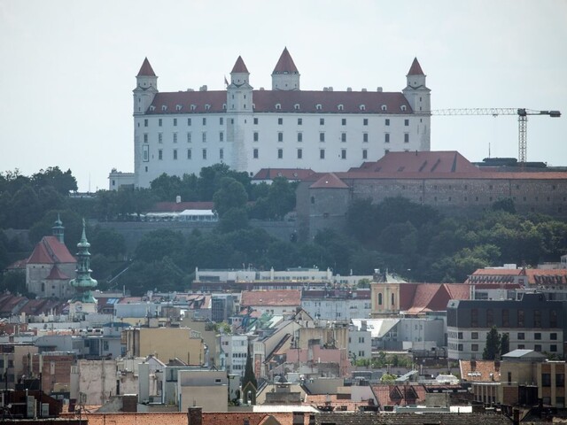 Príliš nevetrajte a obmedzte cvičenie vonku, varuje SHMÚ. V Bratislave a okolí varujú pred smogom